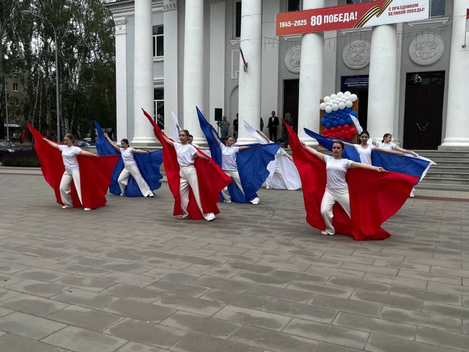 Виктория Жукова: Сегодня в честь Дня России на площади перед Харцызским городским Дворцом культуры прошло тематическое мероприятие Виктория Жукова: Сегодня в честь Дня России на площади перед Харцызским городским Дворцом культуры прошло тематическое мероприятие