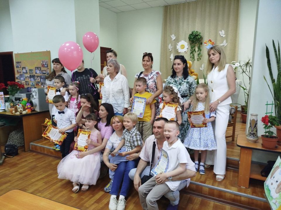 В Донецком детском доме культуры железнодорожников состоялся выпускной для детей, завершивших занятия в кружке раннего интеллектуального развития «Познайка» В Донецком детском доме культуры железнодорожников состоялся выпускной для детей, завершивших занятия в кружке раннего интеллектуального развития «Познайка»