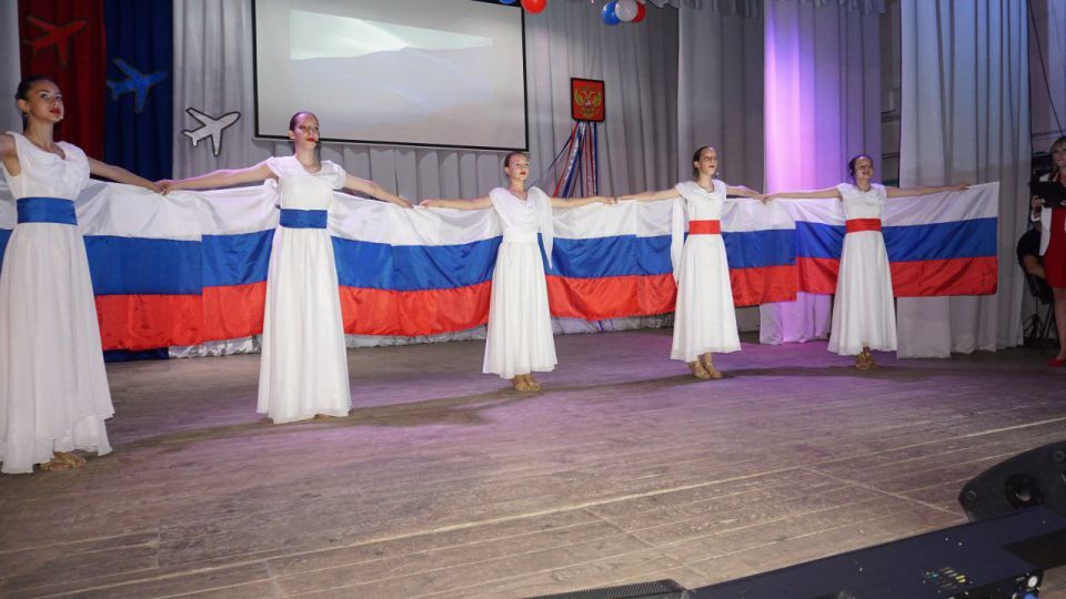 Россия.... В одном этом слове — вся наша история, вся наша боль и вся наша надежда! В Мангушском муниципальном округе, в рамках проекта «Культура малой Родины», состоялось торжественное мероприятие ко Дню России Россия.... В одном этом слове — вся наша история, вся наша боль и вся наша надежда! В Мангушском муниципальном округе, в рамках проекта «Культура малой Родины», состоялось торжественное мероприятие ко Дню России