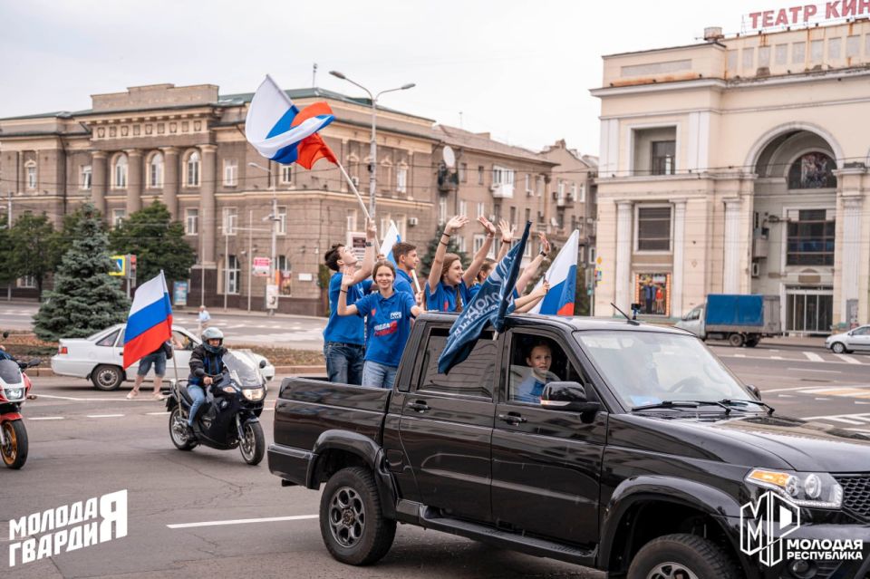 В центре Донецка прошёл автопробег в честь Дня России В центре Донецка прошёл автопробег в честь Дня России