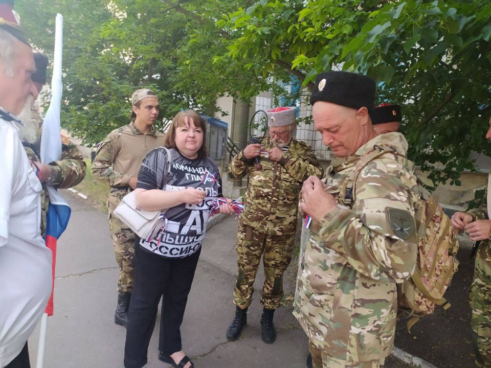 Раздача лент и флажков в цвет российского триколора Раздача лент и флажков в цвет российского триколора