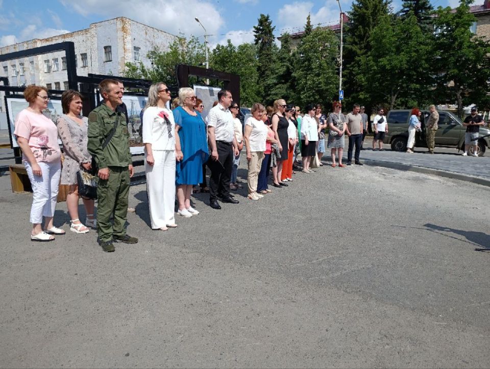В Снежном прошла торжественная церемония поднятия государственного флага России В Снежном прошла торжественная церемония поднятия государственного флага России