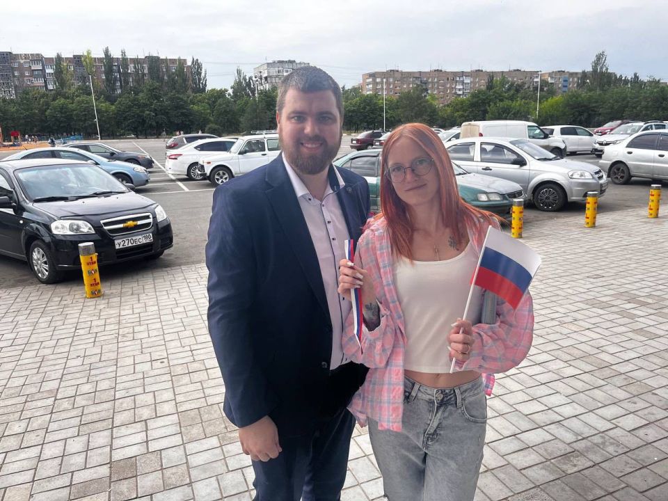 «Я люблю Россию». В рамках мероприятий по празднованию Дня России в Пролетарском районе города Донецка состоялась акция «Я люблю Россию». Участники мероприятия поздравляли жителей с праздником, вручали ленты и флажки в... «Я люблю Россию». В рамках мероприятий по празднованию Дня России в Пролетарском районе города Донецка состоялась акция «Я люблю Россию». Участники мероприятия поздравляли жителей с праздником, вручали ленты и флажки в...