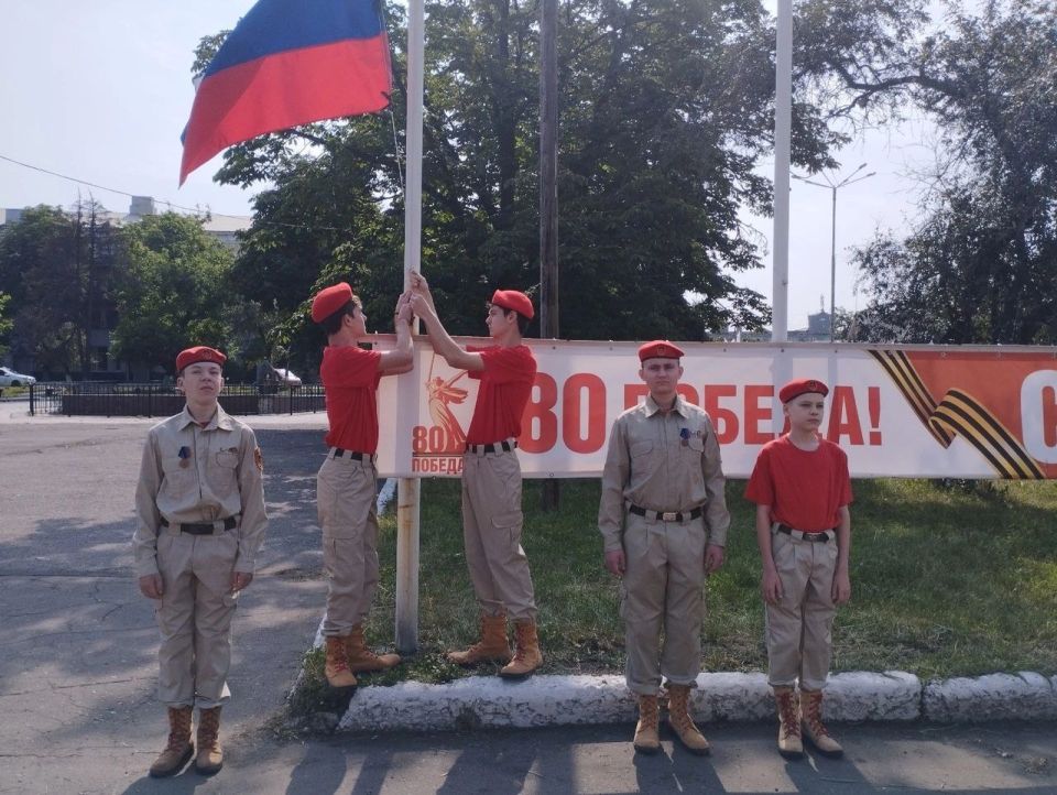 12 июня, юнармейцы Дома "Юнармии" городского округа Дебальцево Ревенко Давид, Волков Арсений, Данченко Никита, Олексин Аким, Полупанов Михаил прияли участие в торжественной церемонии поднятия государственного флага в честь... 12 июня, юнармейцы Дома "Юнармии" городского округа Дебальцево Ревенко Давид, Волков Арсений, Данченко Никита, Олексин Аким, Полупанов Михаил прияли участие в торжественной церемонии поднятия государственного флага в честь...