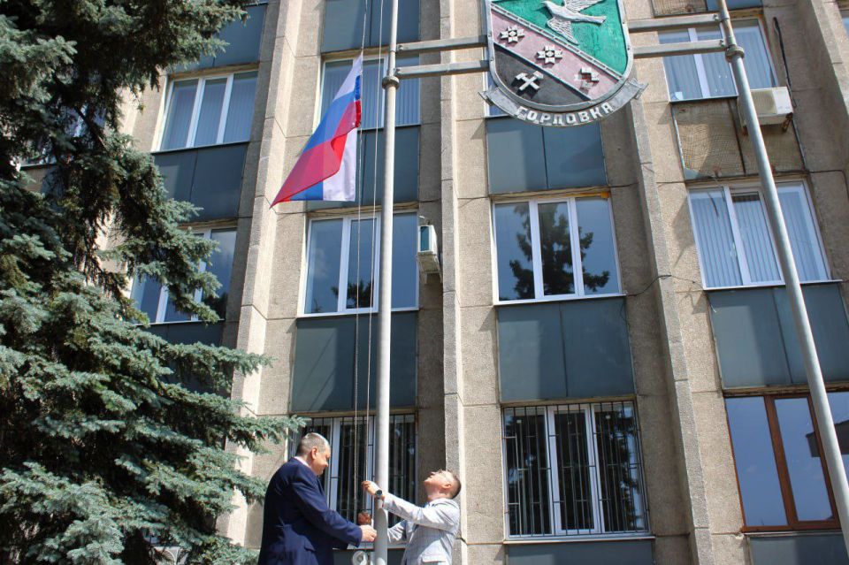 Роман Конев: В четверг, 12 июня 2025 года, принял участие в торжественном поднятии флага Российской Федерации, приуроченное к празднованию Дня России Роман Конев: В четверг, 12 июня 2025 года, принял участие в торжественном поднятии флага Российской Федерации, приуроченное к празднованию Дня России
