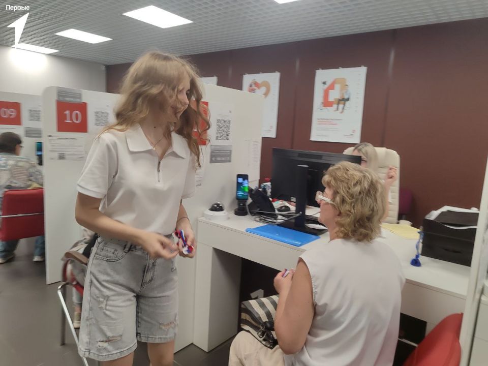 День России. В День России Первые, совместно со специалистами Отделения ГБУ «МФЦ ДНР» г. Енакиево, раздали жителям ленточки в цветах российского флага – символа нашей Родины, единства и гордости за свою страну День России. В День России Первые, совместно со специалистами Отделения ГБУ «МФЦ ДНР» г. Енакиево, раздали жителям ленточки в цветах российского флага – символа нашей Родины, единства и гордости за свою страну