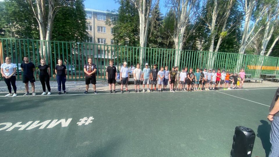 Виктория Жукова: Сегодня к утренней зарядке присоединились родители наших воспитанников ! Виктория Жукова: Сегодня к утренней зарядке присоединились родители наших воспитанников !