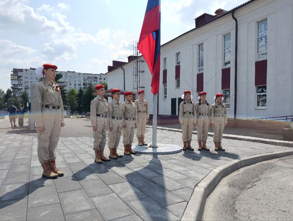 В Снежном прошла торжественная церемония поднятия государственного флага России В Снежном прошла торжественная церемония поднятия государственного флага России
