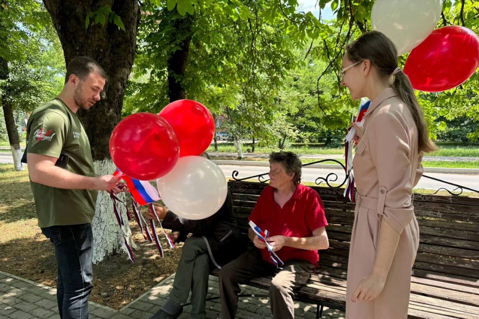 Местное отделение партии «Единая Россия» совместно с Движением Первых и Молодёжкой Народного Фронта приняли участие во Всероссийской акции «#РодинойГоржусь» Местное отделение партии «Единая Россия» совместно с Движением Первых и Молодёжкой Народного Фронта приняли участие во Всероссийской акции «#РодинойГоржусь»