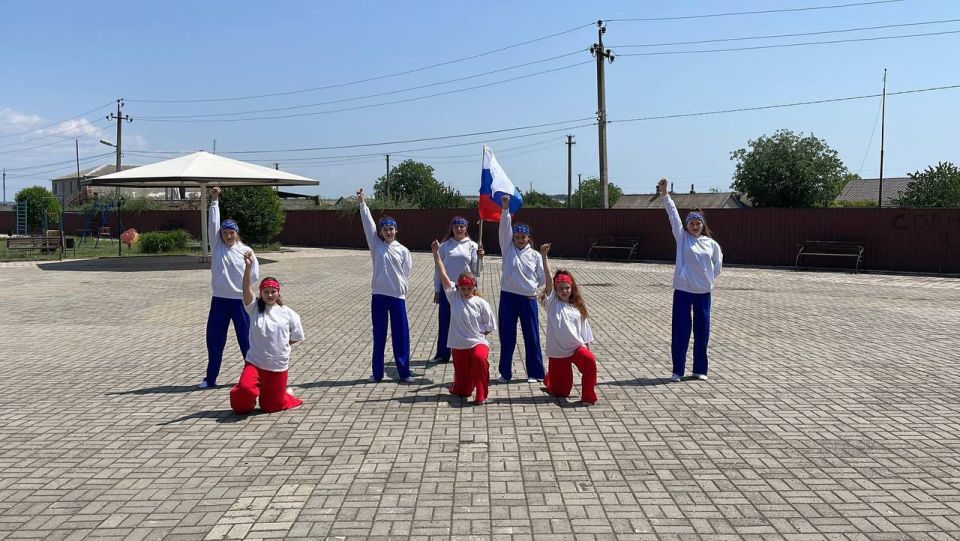 День России — это отличный повод рассказать детям об истории нашей Великой страны, о многообразии народных традиций, воспитать любовь к Родине и родному краю День России — это отличный повод рассказать детям об истории нашей Великой страны, о многообразии народных традиций, воспитать любовь к Родине и родному краю