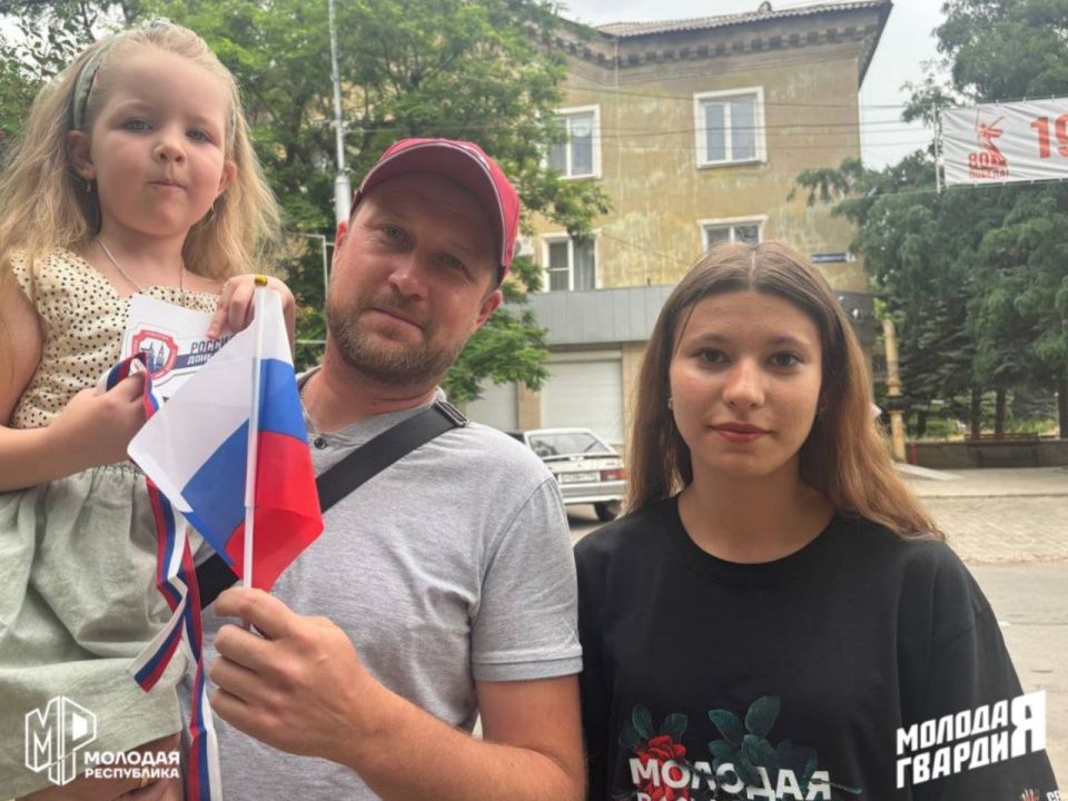 Празднуем вместе. Ко Дню России активисты Зугрэсского штаба Молодёжки раздали ленты, наклейки и флажки Празднуем вместе. Ко Дню России активисты Зугрэсского штаба Молодёжки раздали ленты, наклейки и флажки