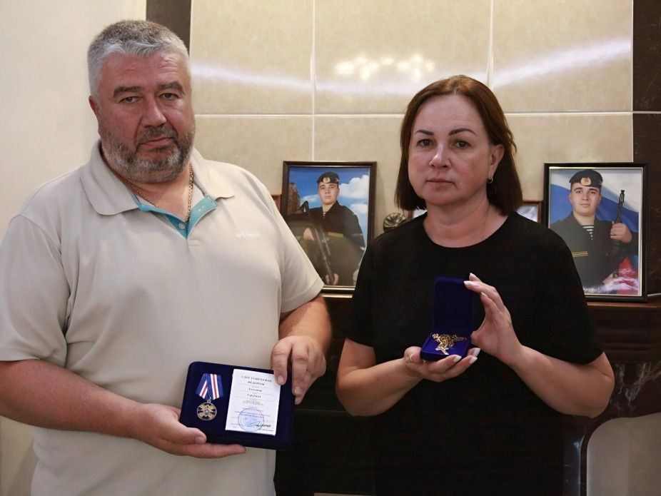 По поручению Председателя Следственного комитета России в Крыму передана ведомственная медаль родителям погибшего корреспондента МИЦ "Известия" По поручению Председателя Следственного комитета России в Крыму передана ведомственная медаль родителям погибшего корреспондента МИЦ "Известия"