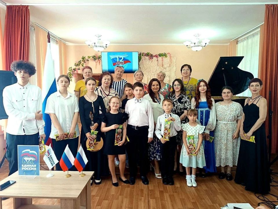 С Днем России, друZья! Мы гордимся тем, что мы — граждане России! С Днем России, друZья! Мы гордимся тем, что мы — граждане России!