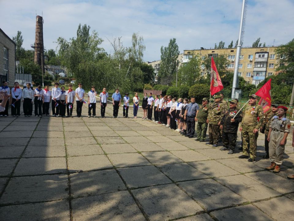 Дмитрий Огилец: 12 июня в ГБОУ Лицей "Интеллект" г. Харцызск прошла торжественная линейка, посвящённая Дмитрий Огилец: 12 июня в ГБОУ Лицей "Интеллект" г. Харцызск прошла торжественная линейка, посвящённая