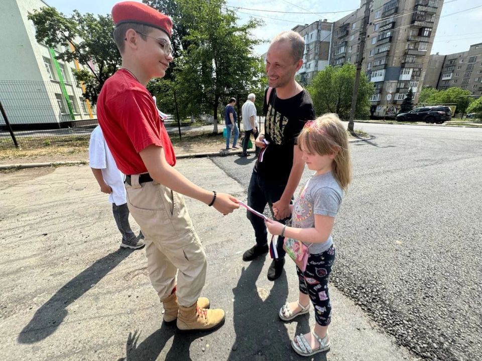 12.06.2025 Юнармейцы местного отделения г. Снежное ВВПОД "МОЛОДАЯ - ГВАРДИЯ ЮНАРМИЯ" ВПК «Оплот» и ВПК им. А Арсененко совместно с Движением первых с самого утра раздавали прохожим ленточки в цветах российского триколора и... 12.06.2025 Юнармейцы местного отделения г. Снежное ВВПОД "МОЛОДАЯ - ГВАРДИЯ ЮНАРМИЯ" ВПК «Оплот» и ВПК им. А Арсененко совместно с Движением первых с самого утра раздавали прохожим ленточки в цветах российского триколора и...
