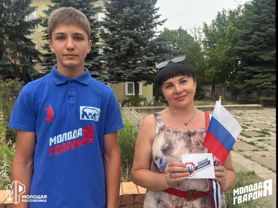 Празднуем вместе. Ко Дню России активисты Зугрэсского штаба Молодёжки раздали ленты, наклейки и флажки Празднуем вместе. Ко Дню России активисты Зугрэсского штаба Молодёжки раздали ленты, наклейки и флажки