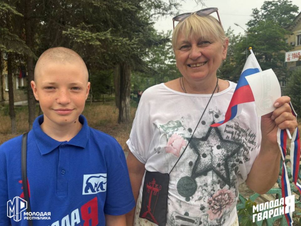 Празднуем вместе. Ко Дню России активисты Зугрэсского штаба Молодёжки раздали ленты, наклейки и флажки Празднуем вместе. Ко Дню России активисты Зугрэсского штаба Молодёжки раздали ленты, наклейки и флажки