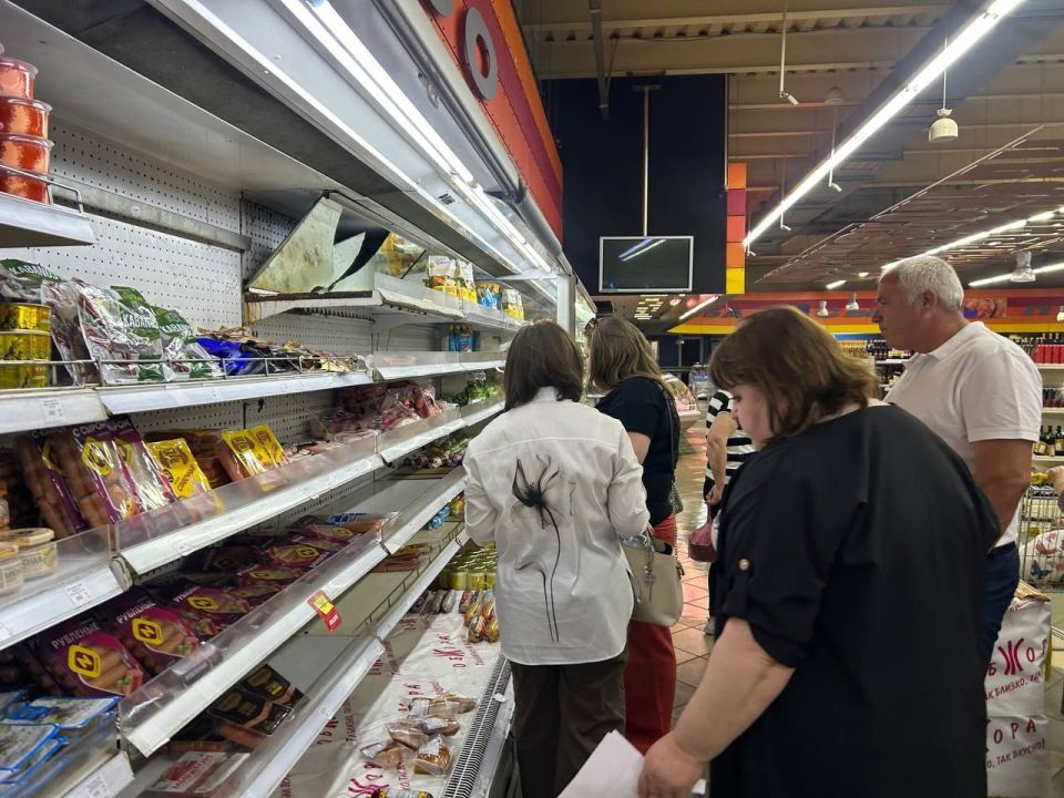 Контролеры из Иловайска и Кировского проверили супермаркет "Обжора" в Калининском районе города Донецка Контролеры из Иловайска и Кировского проверили супермаркет "Обжора" в Калининском районе города Донецка