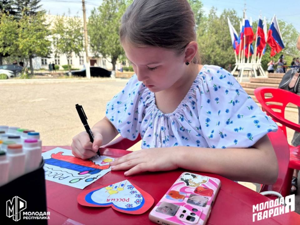 Творим красоту. В честь Дня России активисты Зугрэсского штаба Молодёжки совместно с Городским Дворцом культуры провели мастер-класс по созданию открыток Творим красоту. В честь Дня России активисты Зугрэсского штаба Молодёжки совместно с Городским Дворцом культуры провели мастер-класс по созданию открыток