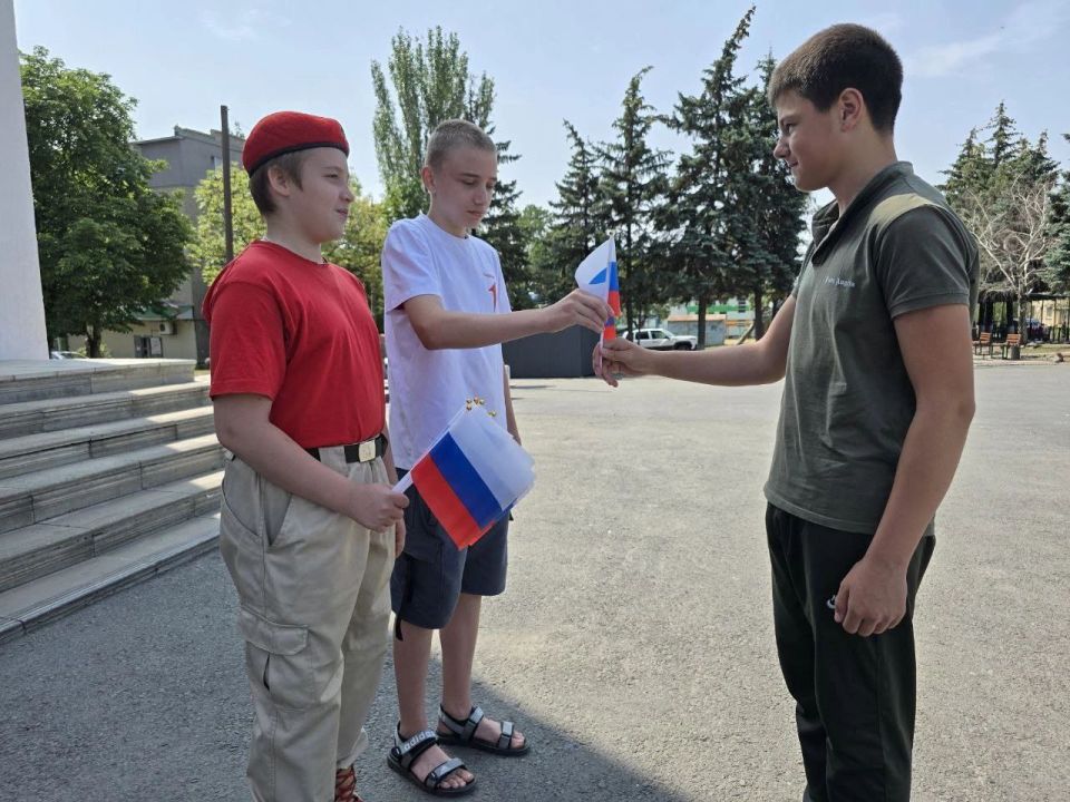 12.06.2025 Юнармейцы местного отделения г. Снежное ВВПОД "МОЛОДАЯ - ГВАРДИЯ ЮНАРМИЯ" ВПК «Оплот» и ВПК им. А Арсененко совместно с Движением первых с самого утра раздавали прохожим ленточки в цветах российского триколора и... 12.06.2025 Юнармейцы местного отделения г. Снежное ВВПОД "МОЛОДАЯ - ГВАРДИЯ ЮНАРМИЯ" ВПК «Оплот» и ВПК им. А Арсененко совместно с Движением первых с самого утра раздавали прохожим ленточки в цветах российского триколора и...