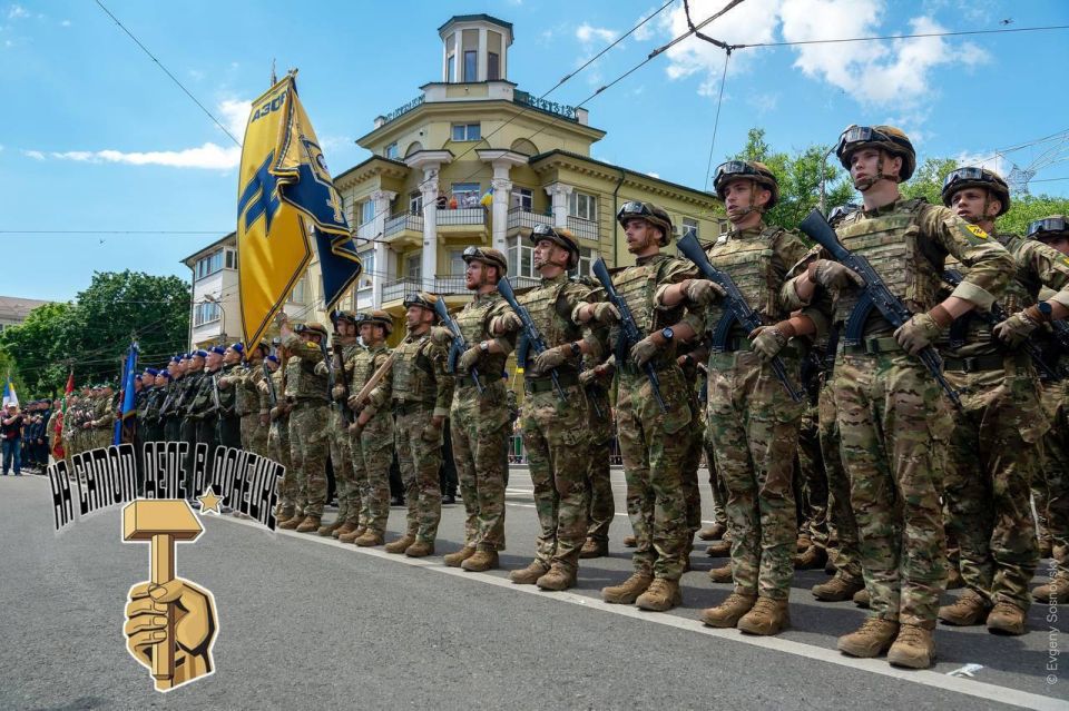 13 июня 2014 года фашистский полк «Азов»* промаршировал по ОККУПИРОВАННОМУ ИМИ РУССКОМУ Мариуполю (кадр 1)