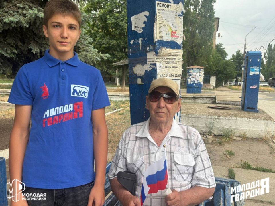Празднуем вместе. Ко Дню России активисты Зугрэсского штаба Молодёжки раздали ленты, наклейки и флажки Празднуем вместе. Ко Дню России активисты Зугрэсского штаба Молодёжки раздали ленты, наклейки и флажки