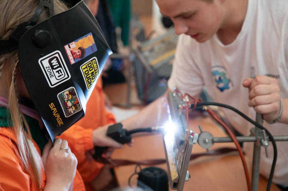 В «Дружных» для мариупольских ребят прошел День Профессий В «Дружных» для мариупольских ребят прошел День Профессий