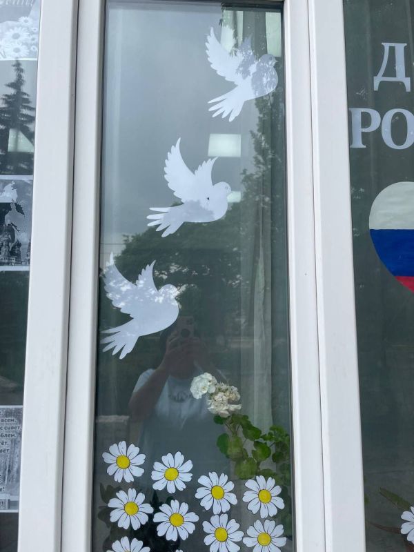 Продолжая укреплять добрую традицию, учреждения культуры Мангушского округа присоединились к Всероссийской акции «Окна России» Продолжая укреплять добрую традицию, учреждения культуры Мангушского округа присоединились к Всероссийской акции «Окна России»
