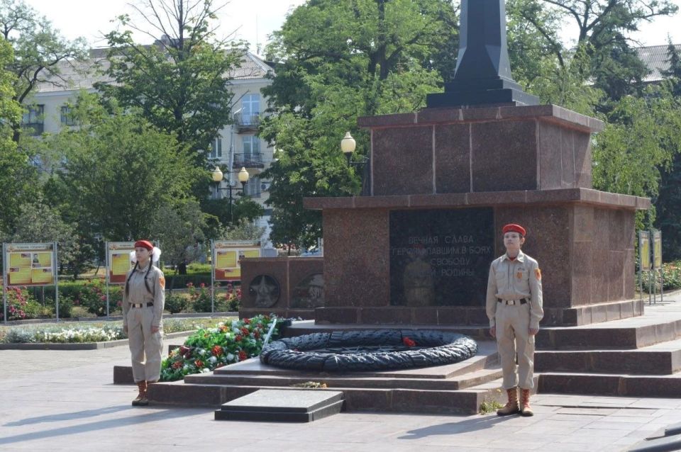 У Обелиска Славы и Вечного огня в городе Макеевка 29 юнармейцев местного отделения дали торжественную присягу на верность Отечеству и Юнармейскому братству У Обелиска Славы и Вечного огня в городе Макеевка 29 юнармейцев местного отделения дали торжественную присягу на верность Отечеству и Юнармейскому братству