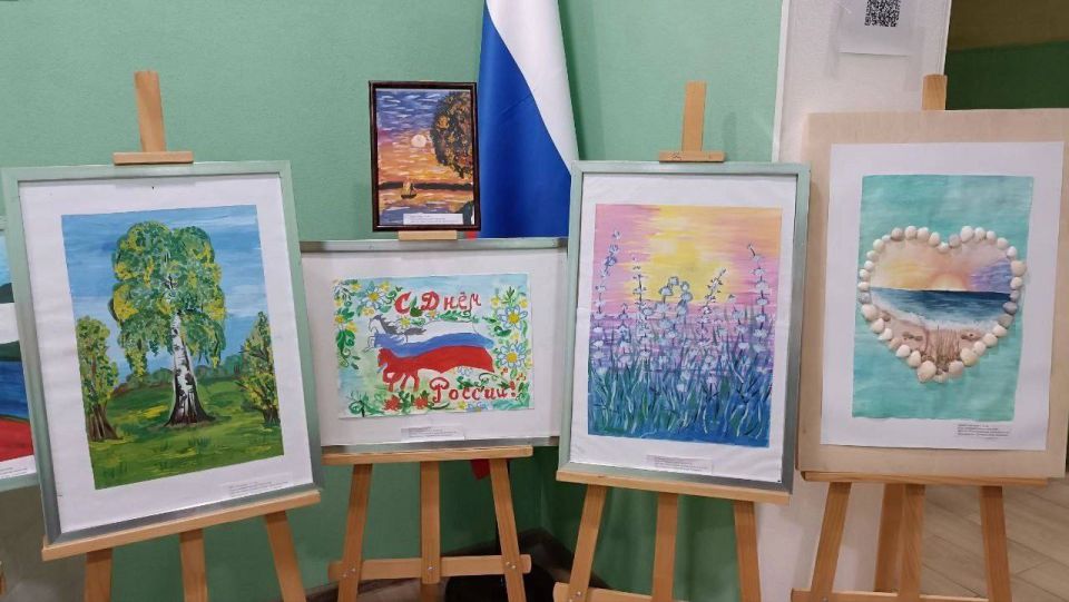 В Мангушской детской школе искусств оформлена и функционирует выставка рисунков обучающихся класса изобразительного искусств «Красота родных просторов» В Мангушской детской школе искусств оформлена и функционирует выставка рисунков обучающихся класса изобразительного искусств «Красота родных просторов»