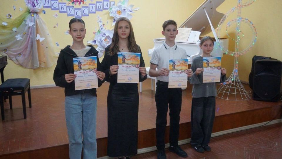 Обучающиеся класса изобразительного искусства МБУДО «Мангушская детская школа искусств» (преподаватель Чубарова Ю.А.) приняли участие в VIII Открытом конкурсе детского рисунка «Великой Победе Посвящается», приуроченного к... Обучающиеся класса изобразительного искусства МБУДО «Мангушская детская школа искусств» (преподаватель Чубарова Ю.А.) приняли участие в VIII Открытом конкурсе детского рисунка «Великой Победе Посвящается», приуроченного к...