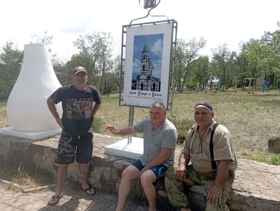 В преддверии престольного праздника 12 июля Святых Апостолов Петра и Павла неравнодушными жителями села Староигнатьевка была отреставрирована мемориал-стела Храма Петра и Павла, разрушенного в 1934 году В преддверии престольного праздника 12 июля Святых Апостолов Петра и Павла неравнодушными жителями села Староигнатьевка была отреставрирована мемориал-стела Храма Петра и Павла, разрушенного в 1934 году