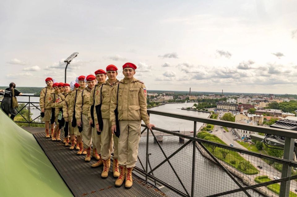 11.06.2025. Юнармейцы ВПК «КОРСА» им. О. С. Качуры из Горловки завершили визит в Выборг, посетив Выборгский замок и башню Святого Олафа 11.06.2025. Юнармейцы ВПК «КОРСА» им. О. С. Качуры из Горловки завершили визит в Выборг, посетив Выборгский замок и башню Святого Олафа
