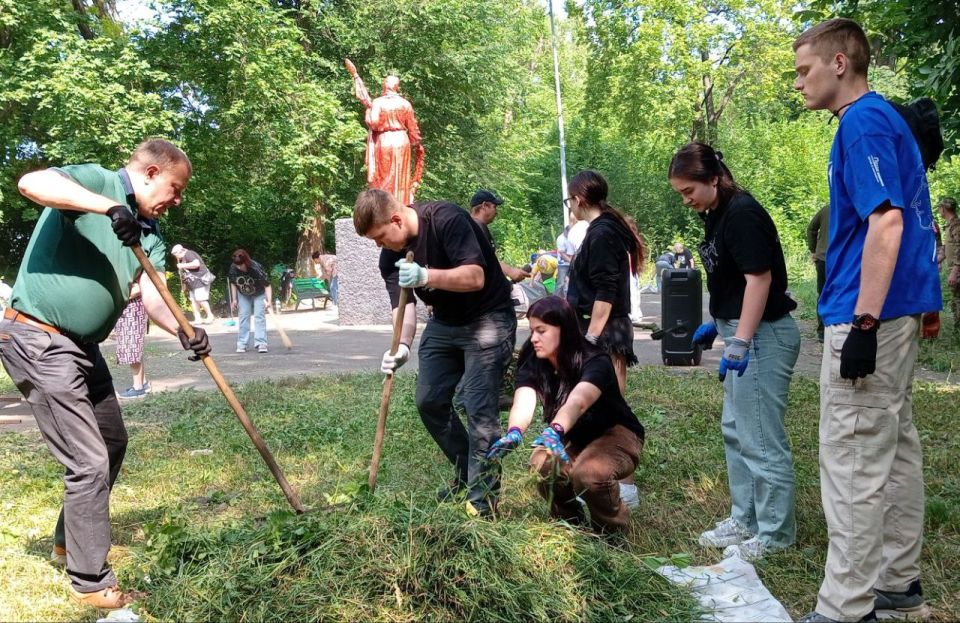 СУББОТНИК. Депутаты Донецкого городского совета совместно с представителя Администрации Главы, Управ Киевского и Петровского внутригородских районов г. Донецка, а также участниками «Молодой Гвардии», сотрудниками... СУББОТНИК. Депутаты Донецкого городского совета совместно с представителя Администрации Главы, Управ Киевского и Петровского внутригородских районов г. Донецка, а также участниками «Молодой Гвардии», сотрудниками...