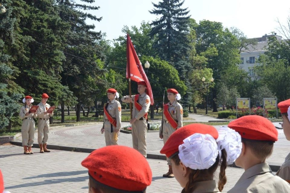 У Обелиска Славы и Вечного огня в городе Макеевка 29 юнармейцев местного отделения дали торжественную присягу на верность Отечеству и Юнармейскому братству У Обелиска Славы и Вечного огня в городе Макеевка 29 юнармейцев местного отделения дали торжественную присягу на верность Отечеству и Юнармейскому братству