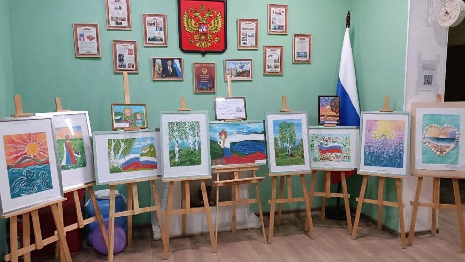 В Мангушской детской школе искусств оформлена и функционирует выставка рисунков обучающихся класса изобразительного искусств «Красота родных просторов» В Мангушской детской школе искусств оформлена и функционирует выставка рисунков обучающихся класса изобразительного искусств «Красота родных просторов»