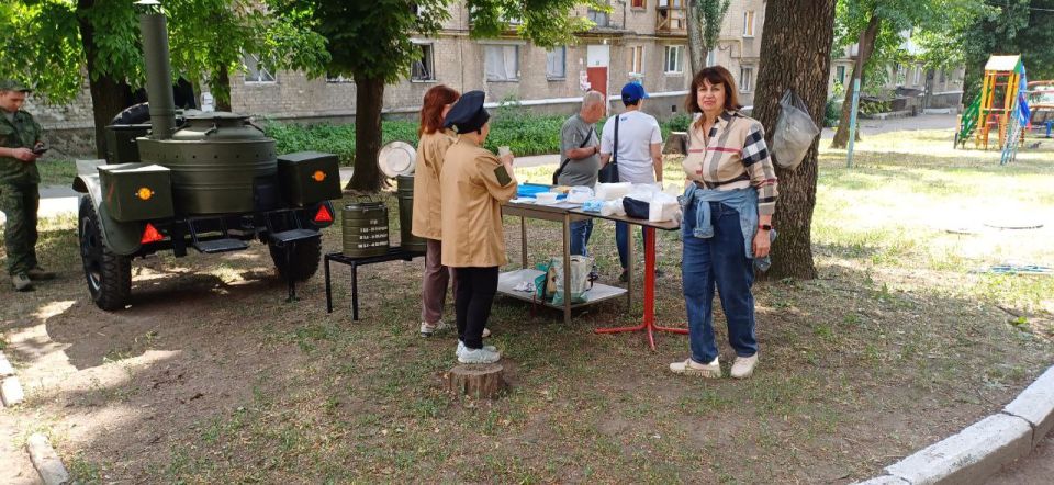 Валентин Левченко: По поручению Дениса Пушилина, сегодняшнее утро у активистов - единороссов началось с субботника на придомовой территории домов №73, 71 и 69 по Киевскому проспекту Валентин Левченко: По поручению Дениса Пушилина, сегодняшнее утро у активистов - единороссов началось с субботника на придомовой территории домов №73, 71 и 69 по Киевскому проспекту