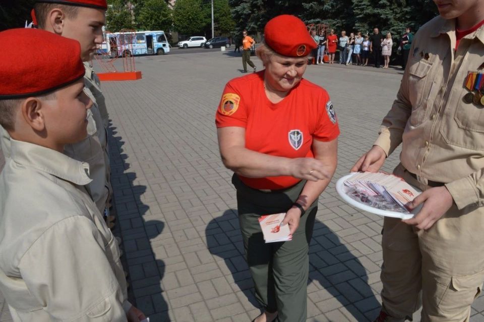 У Обелиска Славы и Вечного огня в городе Макеевка 29 юнармейцев местного отделения дали торжественную присягу на верность Отечеству и Юнармейскому братству У Обелиска Славы и Вечного огня в городе Макеевка 29 юнармейцев местного отделения дали торжественную присягу на верность Отечеству и Юнармейскому братству