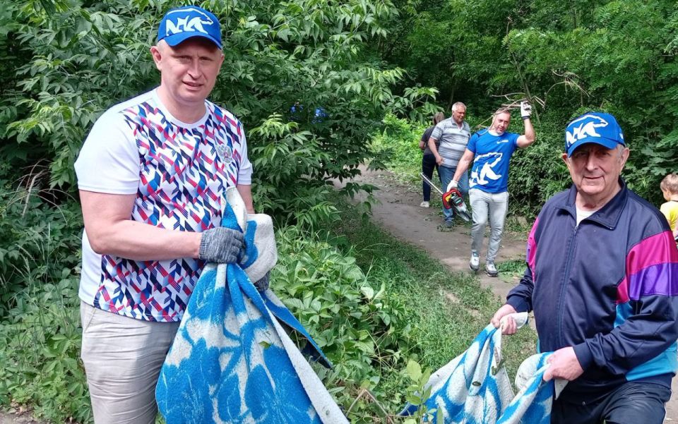 СУББОТНИК. Депутаты Донецкого городского совета совместно с представителя Администрации Главы, Управ Киевского и Петровского внутригородских районов г. Донецка, а также участниками «Молодой Гвардии», сотрудниками... СУББОТНИК. Депутаты Донецкого городского совета совместно с представителя Администрации Главы, Управ Киевского и Петровского внутригородских районов г. Донецка, а также участниками «Молодой Гвардии», сотрудниками...