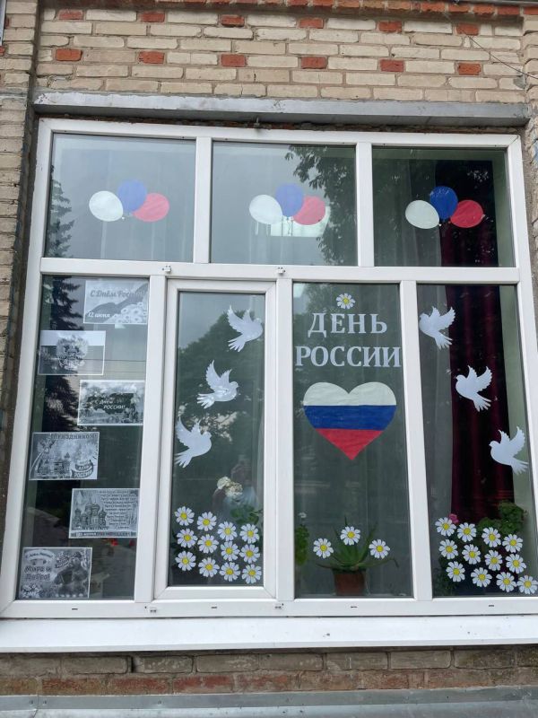 Продолжая укреплять добрую традицию, учреждения культуры Мангушского округа присоединились к Всероссийской акции «Окна России» Продолжая укреплять добрую традицию, учреждения культуры Мангушского округа присоединились к Всероссийской акции «Окна России»