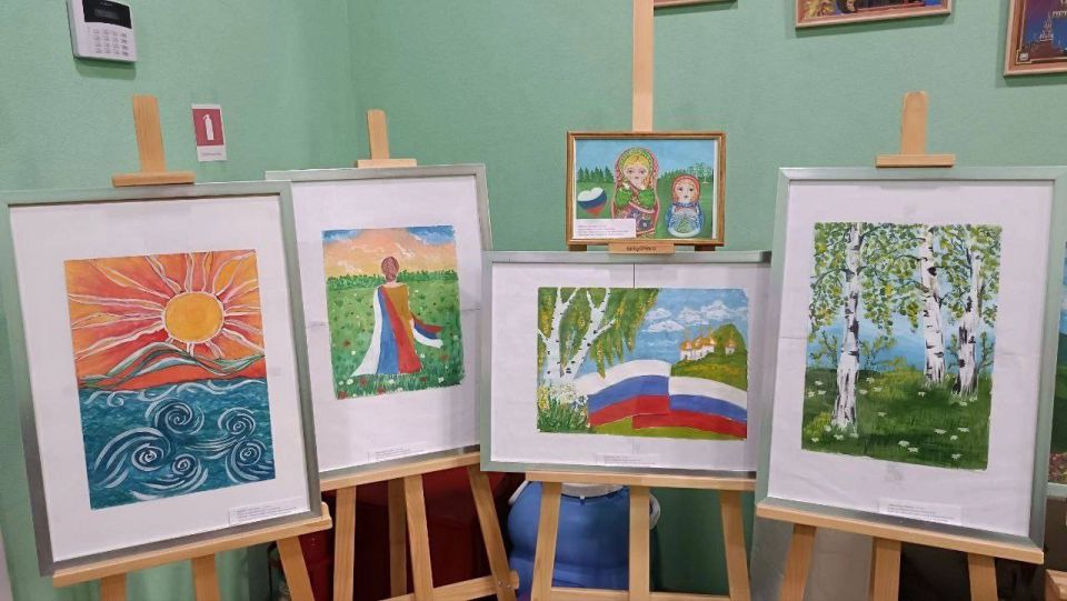 В Мангушской детской школе искусств оформлена и функционирует выставка рисунков обучающихся класса изобразительного искусств «Красота родных просторов» В Мангушской детской школе искусств оформлена и функционирует выставка рисунков обучающихся класса изобразительного искусств «Красота родных просторов»