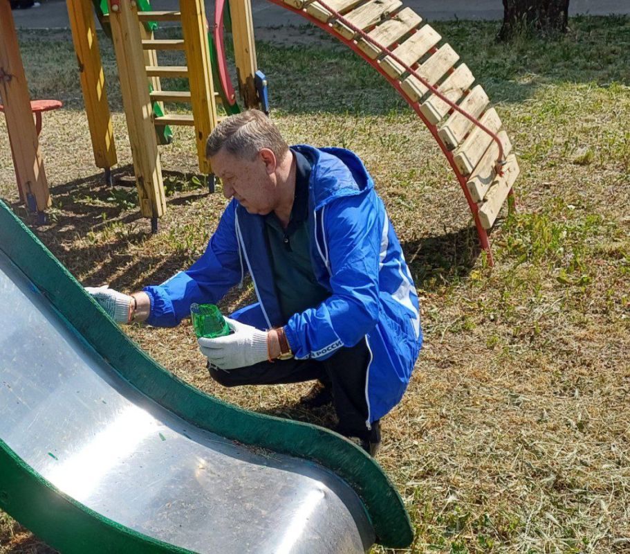 СУББОТНИК. Депутаты Донецкого городского совета совместно с представителя Администрации Главы, Управ Киевского и Петровского внутригородских районов г. Донецка, а также участниками «Молодой Гвардии», сотрудниками... СУББОТНИК. Депутаты Донецкого городского совета совместно с представителя Администрации Главы, Управ Киевского и Петровского внутригородских районов г. Донецка, а также участниками «Молодой Гвардии», сотрудниками...