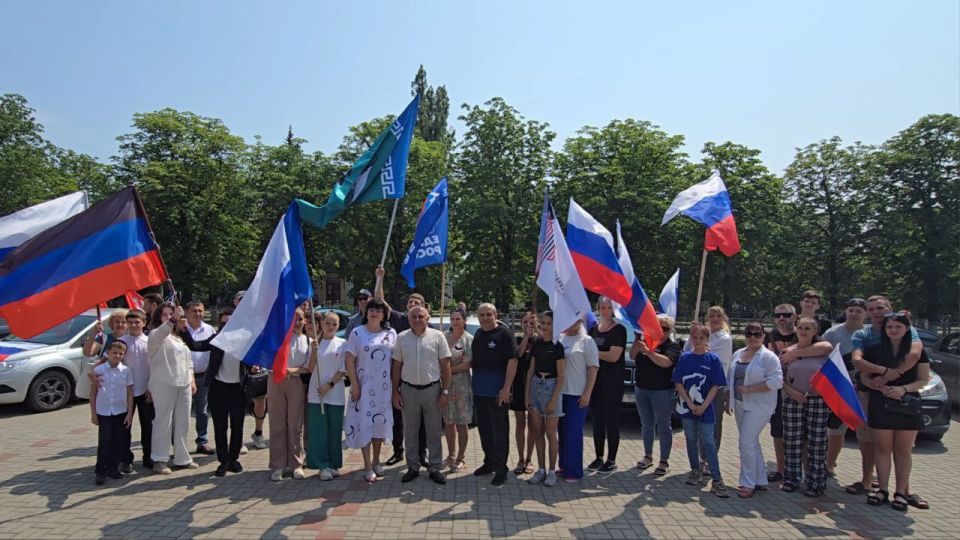 Члены Совета женщин Мангушского муниципального округа приняли активное участие в автопробеге, приуроченном ко Дню России Члены Совета женщин Мангушского муниципального округа приняли активное участие в автопробеге, приуроченном ко Дню России
