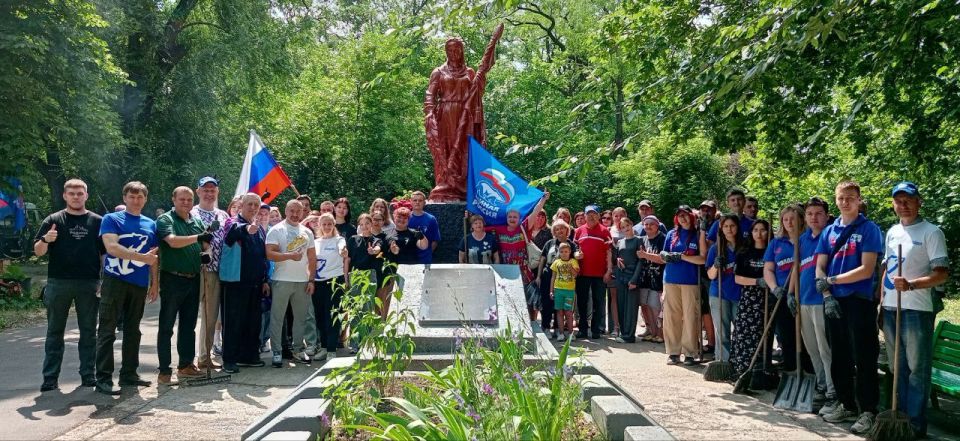 СУББОТНИК. Депутаты Донецкого городского совета совместно с представителя Администрации Главы, Управ Киевского и Петровского внутригородских районов г. Донецка, а также участниками «Молодой Гвардии», сотрудниками... СУББОТНИК. Депутаты Донецкого городского совета совместно с представителя Администрации Главы, Управ Киевского и Петровского внутригородских районов г. Донецка, а также участниками «Молодой Гвардии», сотрудниками...