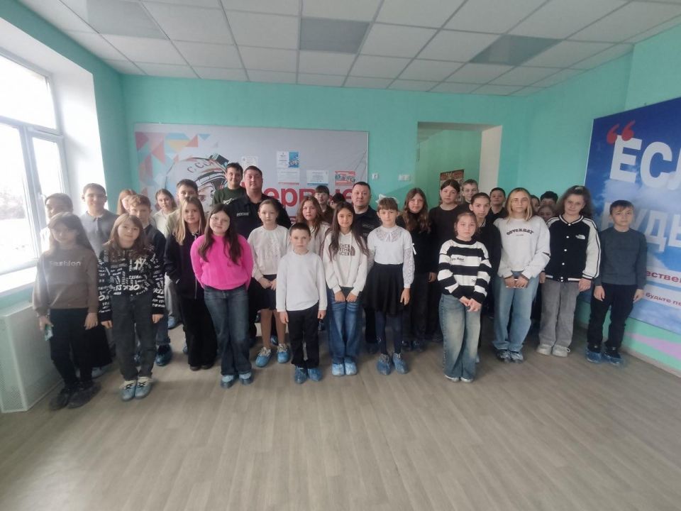 Ямальские спасатели обучают юных волновахцев Ямальские спасатели обучают юных волновахцев