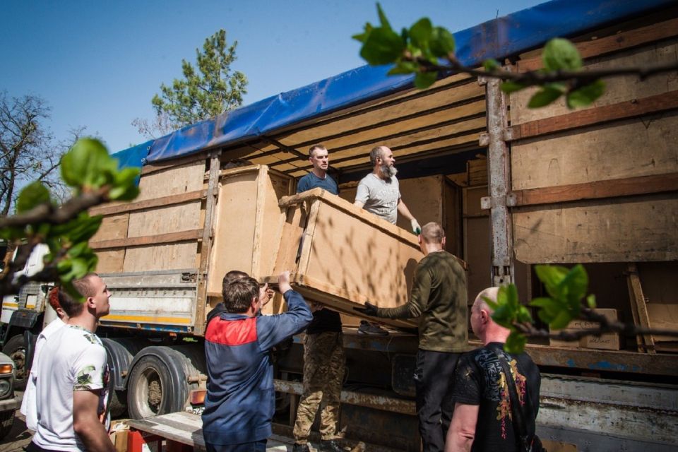 Добровольцы доставили в медучреждения Горловки дополнительную помощь Добровольцы доставили в медучреждения Горловки дополнительную помощь