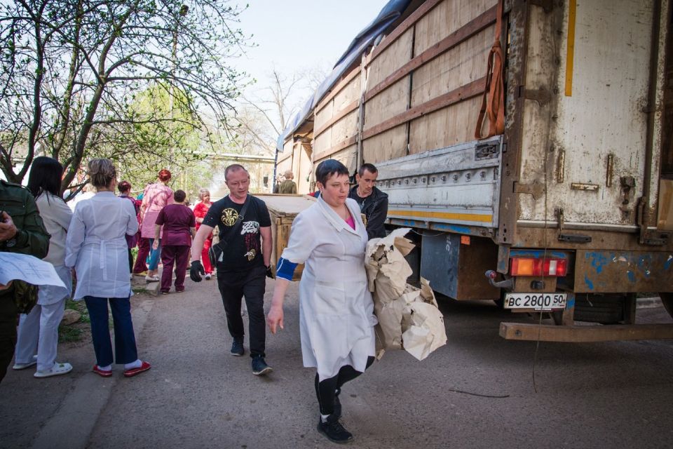 Добровольцы доставили в медучреждения Горловки дополнительную помощь Добровольцы доставили в медучреждения Горловки дополнительную помощь