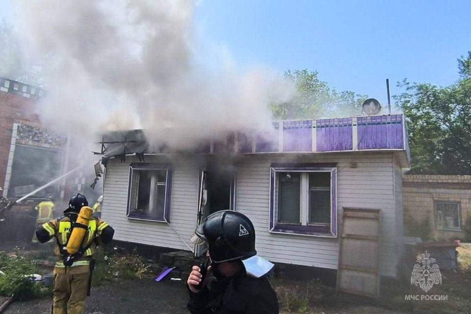 В Новоазовске на улице 60 лет СССР загорелось одноэтажное офисное здание автосервиса В Новоазовске на улице 60 лет СССР загорелось одноэтажное офисное здание автосервиса