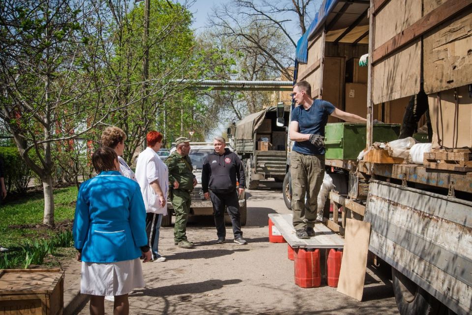 Добровольцы доставили в медучреждения Горловки дополнительную помощь Добровольцы доставили в медучреждения Горловки дополнительную помощь