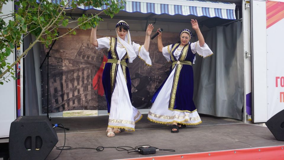 "Мы были, есть и остаёмся греками, В каком краю бы ни пришлось нам жить "Мы были, есть и остаёмся греками, В каком краю бы ни пришлось нам жить